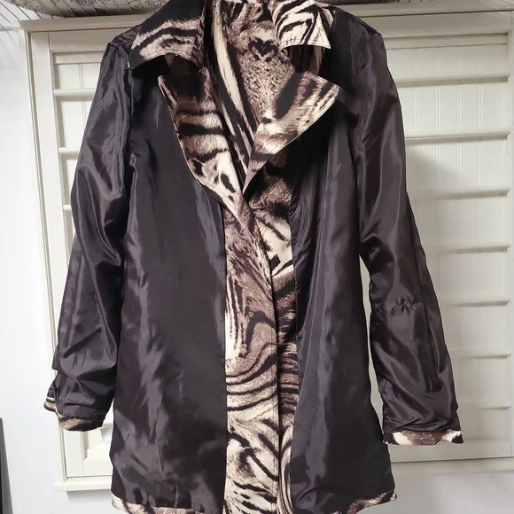 Susan graver, size medium, lined belted 3/4 car coat. - Picture 3 of 5